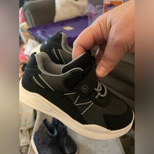 Stride Rite Little girls size 9 Black Sneakers